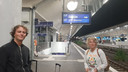 Moeder Jacqueline en zoon Pieter op het treinstation in Duitsland
