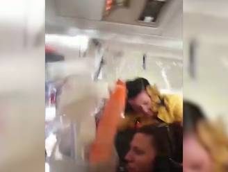 VIDEO. Zware turbulentie doet stewardess en haar trolley de lucht invliegen, 10 gewonden onder doodsbange passagiers