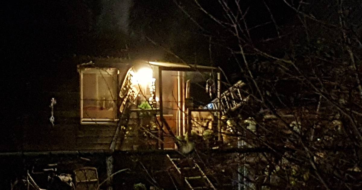 Video | Vlammen uit dak van chalet in Okkenbroek