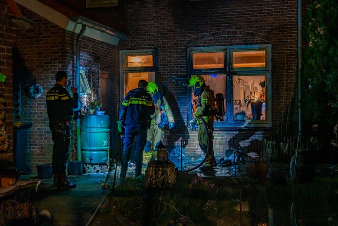 Vlammen slaan in raamkozijn bij huis in Nijkerk: politie doet onderzoek ...