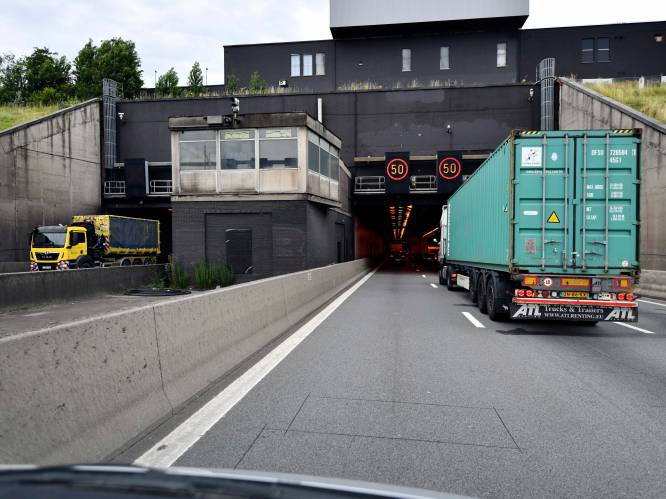 Ruim half uur file op de E17 richting Antwerpen door defect voertuig ter hoogte van Kennedytunnel: één rijstrook versperd