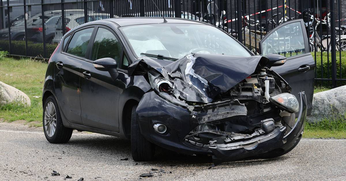Drie gewonden bij botsing tussen twee autos op Boslaan in Emmen.