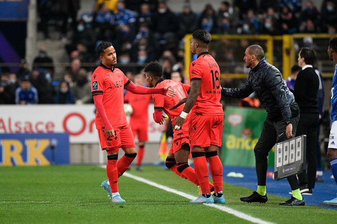 Justin Kluivert (Links) wordt gewisseld.