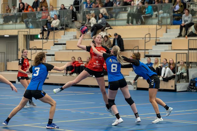Dalfsen is de nieuwe koploper in de hoofdklasse A. De ploeg won eenvoudig van HVE2000 en zag de Tukkers en Stevo punten morsen.