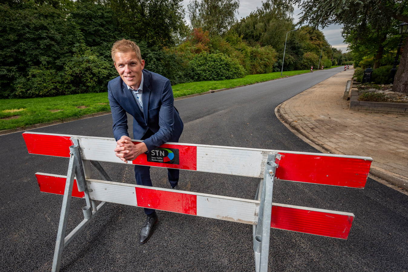 Wethouder Pouwel Inberg op het grasfalt in de Adelaarstraat. Grasfalt is duurzamer dan gewoon asfalt.