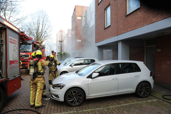 Er komt veel rook vrij bij de brand in de woning.