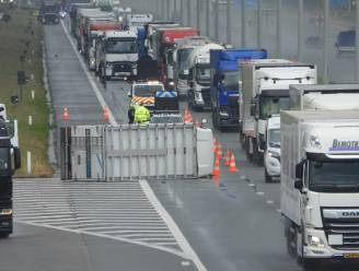 Gekantelde vrachtwagen zorgt voor hinder op E40 in Jabbeke