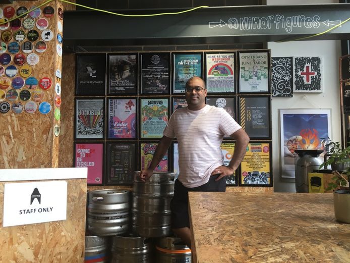 Eigenaar Mital Morar (onder) staat trots in zijn supermarkt, Ancoats General Store in hartje Manchester.