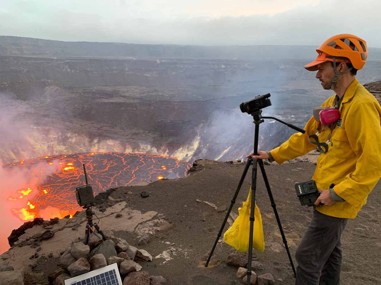 Een geoloog bestudeert een vulkaanuitbarsting op Hawaï. Beeld AFP