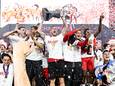 Antwerp-spelers vieren titel met uitzinnige massa op de Bosuil en duiken lange feestnacht in