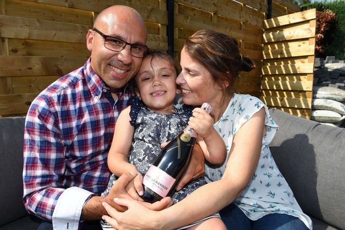 De ouders van het meisje ontkurkten woensdag alvast een fles champagne om het nieuws te vieren.