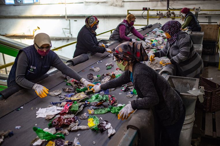 Turkse vrouwen scheiden plastic. Beeld  AFP