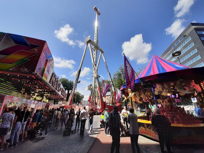 Gezellig druk, niet mutje bij mutje op de Tilburgse kermis.