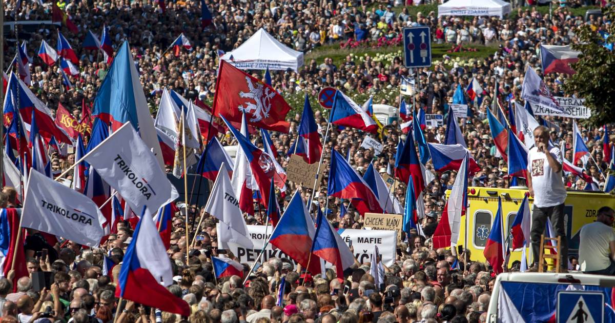 Decine di migliaia di cechi manifestano contro il governo, l’Unione Europea e la NATO |  All’estero