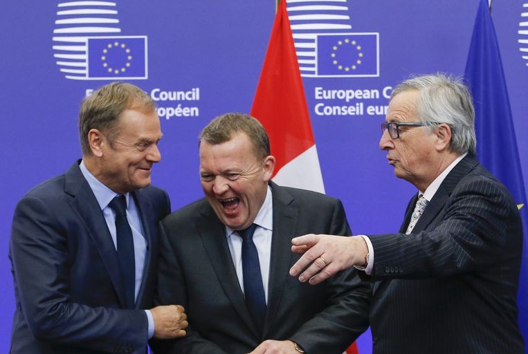 De Deense premier Rasmussen tussen EU-mannen Tusk (l.) en Juncker (r.). Beeld epa