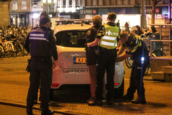 Op een terras aan de Grote Markt in Groningen zijn bij de steekpartij drie gewonden gevallen.