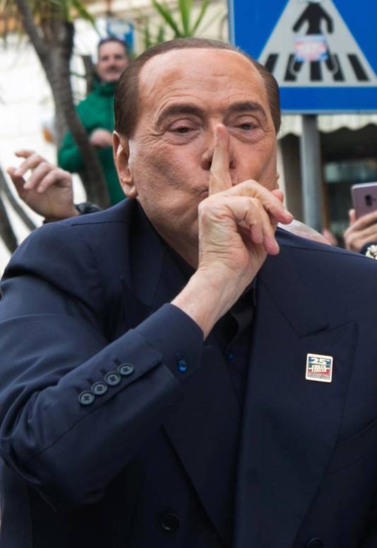 Berlusconi zou de getuige hebben betaald om te zwijgen.