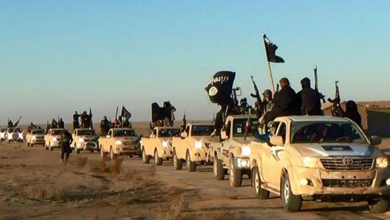 Militanten van IS houden een optocht en zwaaien met vlaggen in Raqqa, de hoofdstad van hun zelfverklaarde Kalifaat. Beeld AP