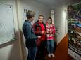 Jelmer Goedhart van Arns & De Leeuw Makelaars (links) met Roy Wittens en Nikita Maas. Het Arnhemse stel schreef zich zaterdag in voor bouwproject De Poel in Angeren tijdens de Open Huizen Dag.