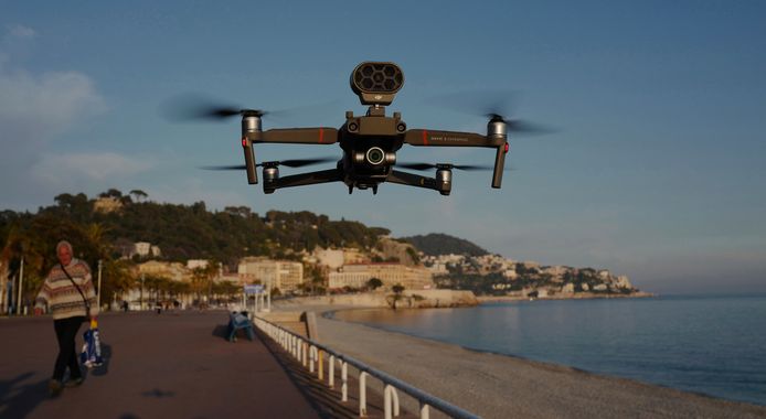 De drone vliegt onder meer boven de Promenade des Anglais.