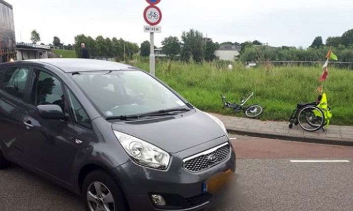 De bestuurder van de auto zag op de kruising van de Arkelsedijk met de Stoep van Ceelen de rolstoelfietsster over het hoofd en botste tegen haar op.
