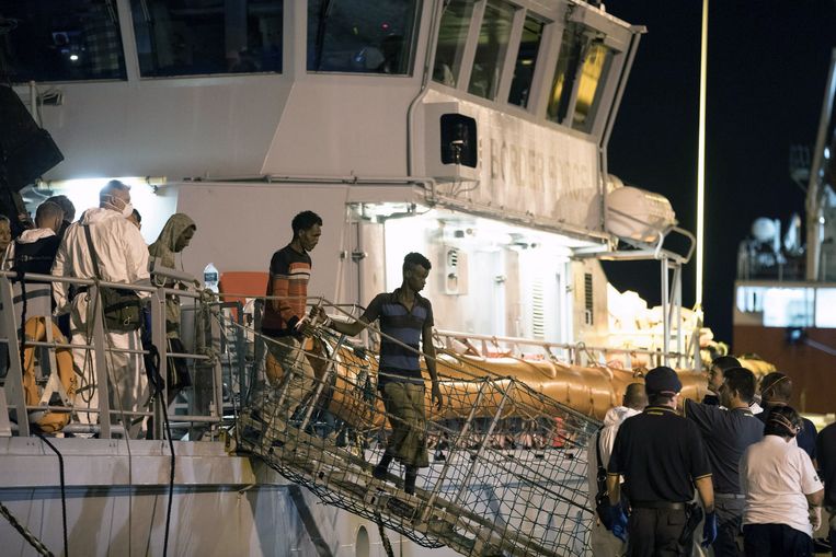 Migranten verlaten het Frontex-schip ‘Protector’ in de haven van Pozzallo, Sicilië, vorig jaar zomer. Het EU-agentschap krijgt extra personeel en taken, waaronder grenscontroles en het terugsturen van afgewezen asielzoekers.  Beeld EPA