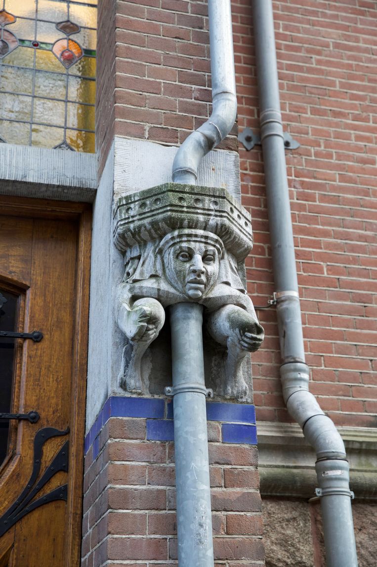 Op 12 november stonden we voor de deur van de Jan Luyckenstraat 49, onderdeel van het in 1901 gebouwde rijtje woonhuizen van architect Foeke ­Kuipers. Ons oog viel op het grappige wezentje rondom de regenpijp, van beeldhouwer Van den Bossche. Winnaar van het jaarabonnement op Ons Amsterdam is Hans Graas uit Hoorn. Beeld Sophie Saddington