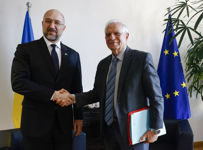 De Oekraïense premier Denys Shmyhal (L) en Josep Borrell de diplomatieke chef van de EU (R) in Brussel.