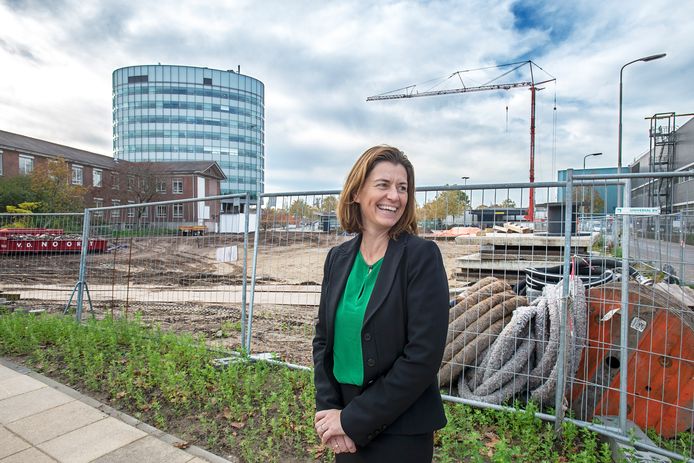 Productiedirecteur Wenny Raaymakers bij de plek waar de uitbreiding van het magazijn komt bij MSD op Moleneind in Oss.