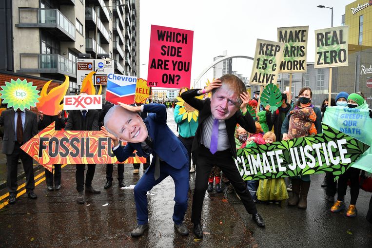 Klimaatactivisten voeren actie in Glasgow, waar wereldleiders als Amerikaans president Joe Biden en Brits premier Boris Johnson onderhandelen over maatregelen om de gevolgen van de klimaatcrisis te beperken. Beeld REUTERS