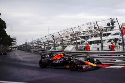 Sergio Pérez (Red Bull) wint GP van Monaco na twee rode vlaggen, ploegmaat Verstappen finisht derde en blijft WK-leider