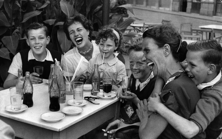 Anna Zandvliet (tweede van links), de biologische moeder van journalist Ton Damen, in het blad ‘Picture Post’, 1956. Ze was als 19-jarige met haar drie broertjes en een zusje als verstekeling vanuit Australië haar moeder Christina (rechts op de foto) achterna gereisd naar Nederland. Beeld Getty Images