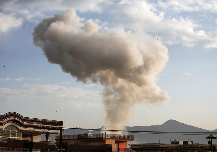 Rook boven Kabul nadat een bomauto ontplofte in de stad.