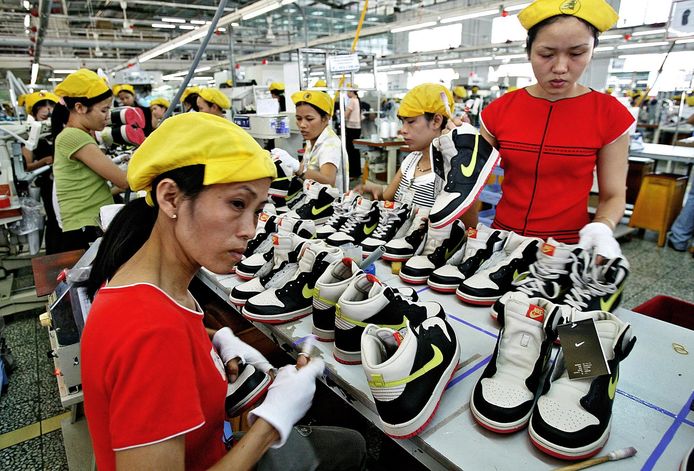 Vietnamese arbeiders in een fabriek waar schoenen worden gemaakt.