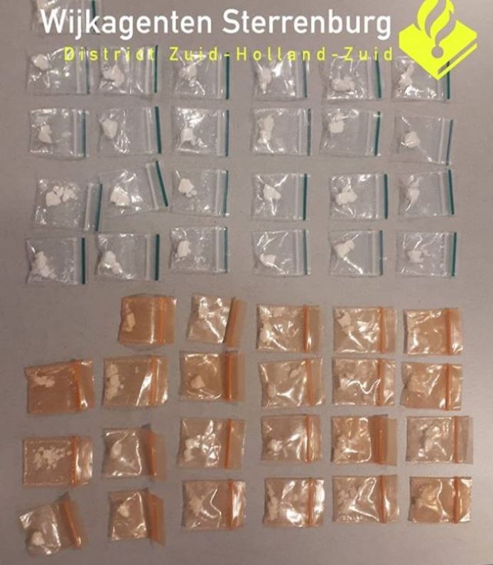In de onderbroek van de man vonden de agenten verschillende zakjes met drugs.