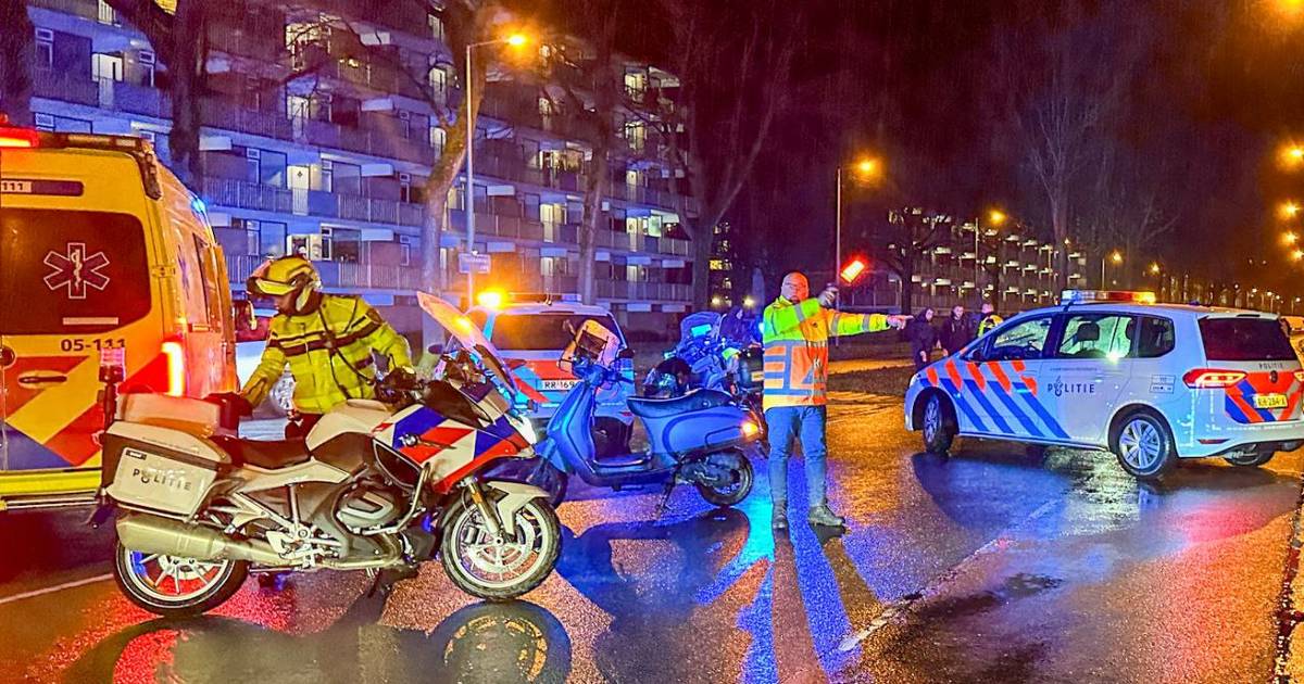 Pizzabezorger raakt gewond na botsing met auto in Enschede.