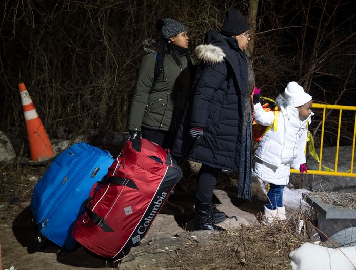 Een familie steekt illegaal de Amerikaans-Canadese grens over.