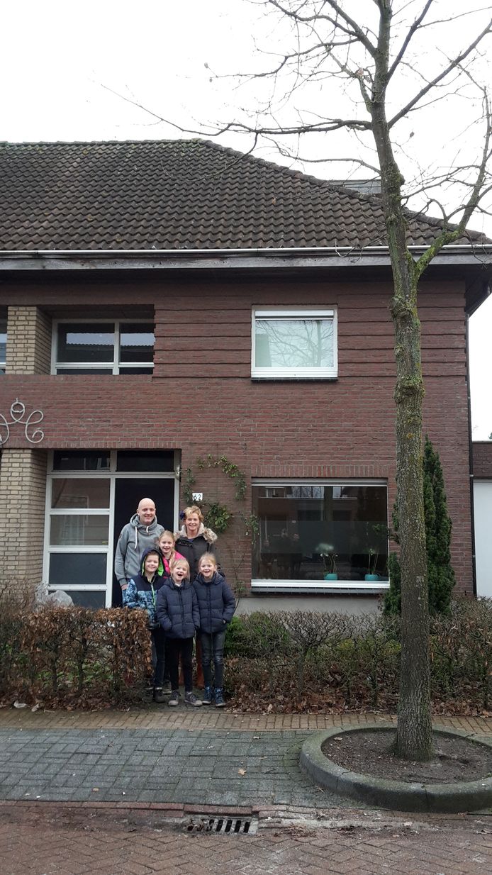 Heidy Verschuren met man en kinderen voor de inmiddels verkochte woning aan de Akkerweg in Helmond.