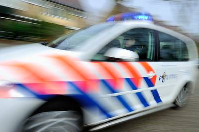‘Roekeloze automobilist’ raast door woonwijk, politie achtervolgt hem met zwaailicht en sirene