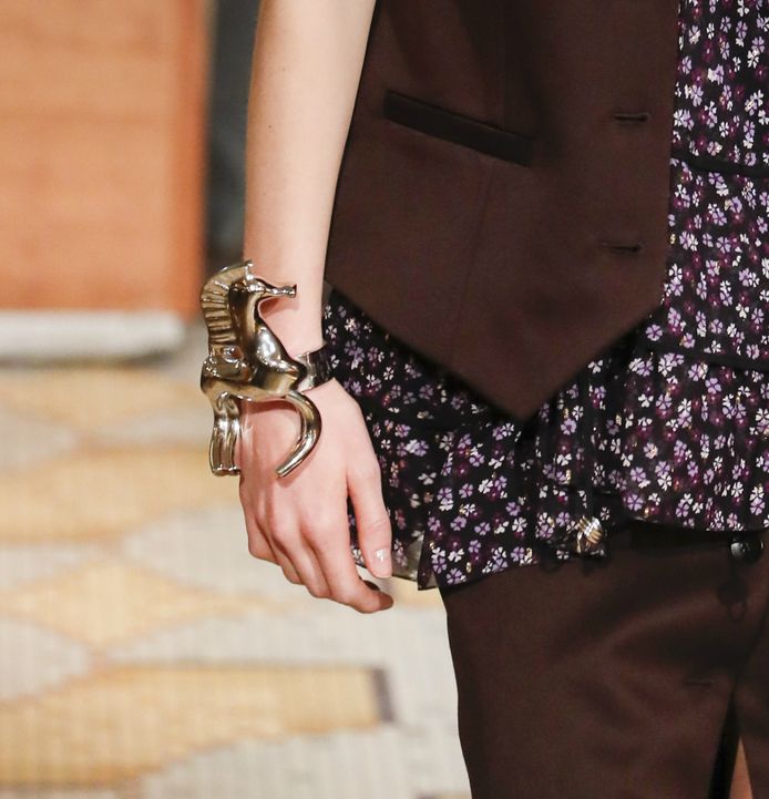 Opvallende armband gespot bij de herfst-wintercollectie 2018 van Altuzarra tijdens Paris Fashion Week.