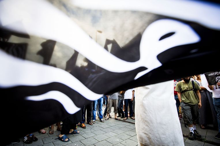 Pro IS-demonstranten tijdens een protest in de Haagse Schilderswijk. Beeld anp