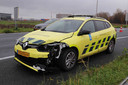 Op de afrit Waalwijk-Centrum van de A59 zijn een wagen van Rijkswaterstaat en een personenauto op elkaar gebotst.