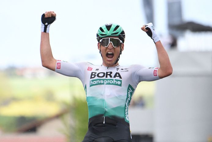Lukas Pöstlberger viert zijn succes in Critérium du Dauphiné.