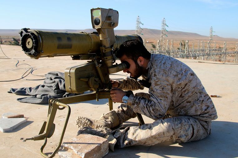 Een Syrische soldaat brengt een anti-tankraket in stelling tegen IS-troepen Beeld AP