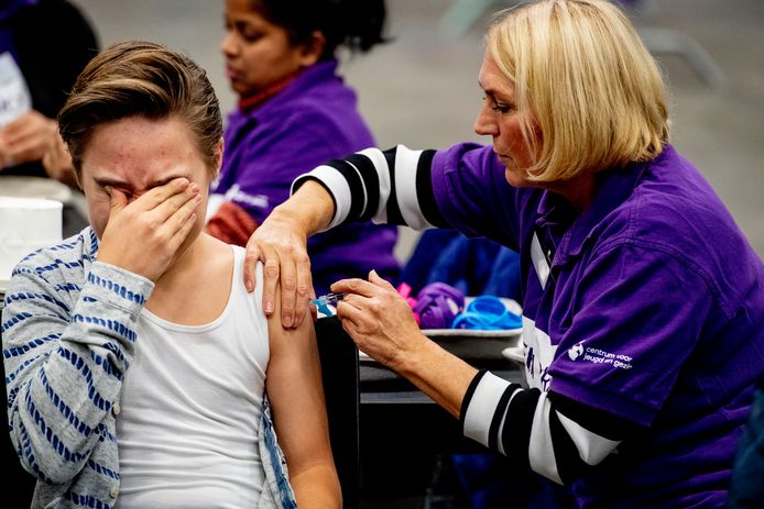 Duizenden kinderen krijgen prik in Ahoy Rotterdam tijdens een vaccinatiedag.