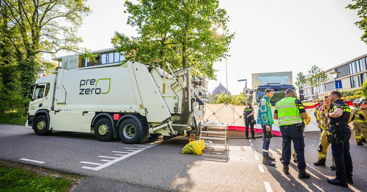 Bizar ongeluk: man ligt in papiercontainer en overlijdt nadat die in vuilniswagen wordt geleegd.
