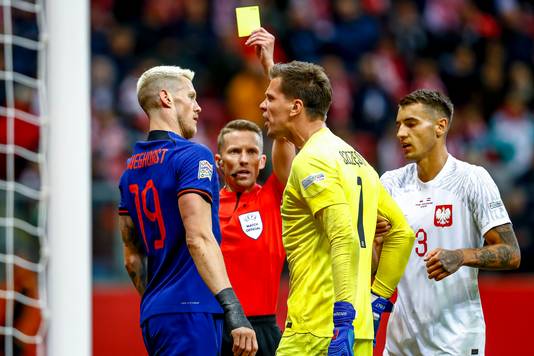 Wout Weghorst (l) heeft ruzie met Wojciech Szczesny.