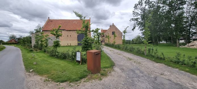 De eigenaars zijn de hoeve momenteel aan het renoveren.