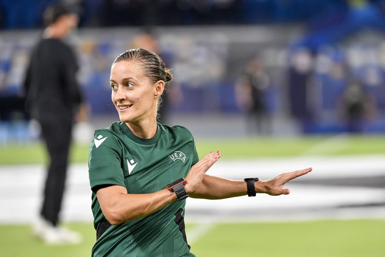 De Spaanse Guadalupe Porras warmt op voor ene match. 
