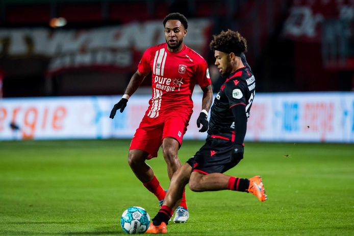 Denilho Cleonise in duel met Milan van Ewijk.